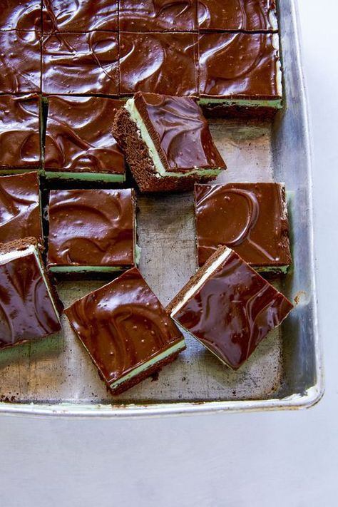 Best Andes Brownies Recipe - How to Make Andes Brownies Easy Irish Desserts, Krispie Treats Christmas, Gingerbread Cookie Bars, Apple Cheesecake Bars, Caramel Apple Cheesecake Bars, Irish Desserts, Chocolate Chip Brownies, Caramel Apple Cheesecake, Cookie Bar Recipes