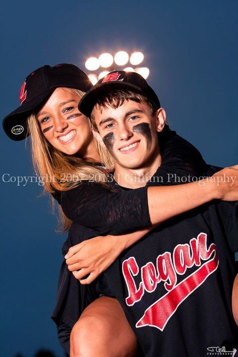 senior pic! Maybe instead with your best friend on your back? Both wearing your sports uniforms.. Softball Couples, Siblings Portraits, Football Couple Pictures, Couples Sports, Baseball Boyfriend, Baseball Couples, Couple Baseball, Baseball Girlfriend, Sports Couples