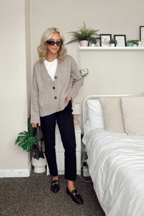 Fall Outfit Work 2023, Taupe And Beige Outfit, Winter Buissnes Outfit, Relaxed Classy Outfit, Cardigan Business Outfit, Winter Shoes Work, Grey Cardigan Work Outfit, Loafers Outfit Womens Casual, Beige Cardigan Outfit Work