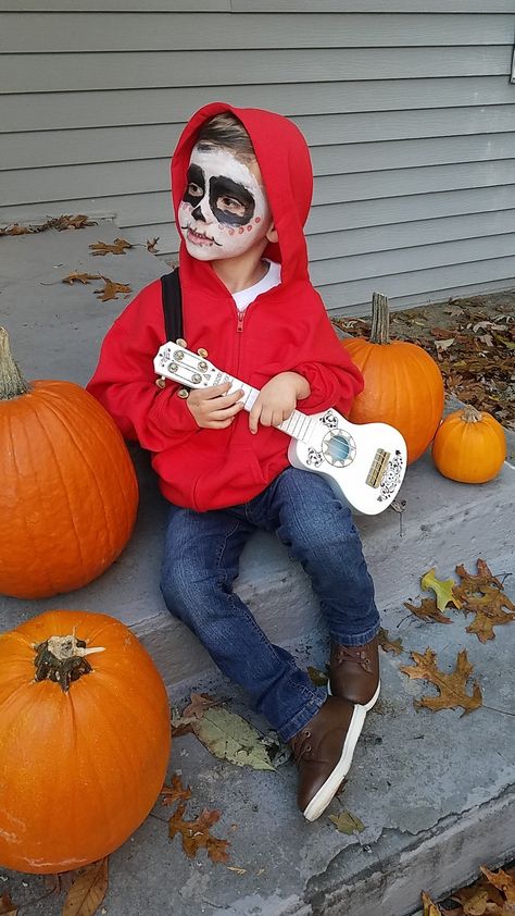 Miguel Halloween Costume, Miguel From Coco Costume, Miguel Coco Halloween Costume, Halloween Costume Ideas For Boys 8-10 Year, Halloween Costume Ideas Boys, Costume Ideas Boys, Coco Halloween Costume, Easy Halloween Costumes Scary, Kids Pumpkin Painting