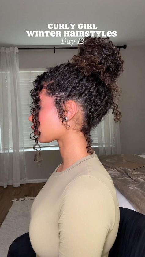 The proper messy bun for lazy women🤍 Check more at https://howcandothis.com/womenstyle/the-proper-messy-bun-for-lazy-women%f0%9f%a4%8d/ Messy Bun Curly Hair, The Perfect Messy Bun, Messy Curly Hair, Curly Prom Hair, Messy Curly Bun, Perfect Messy Bun, Curly Bun Hairstyles, Mixed Curly Hair, Prom Hairstyle