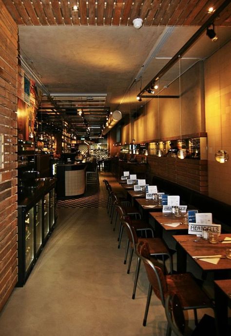 Narrow Restaurant Design, Narrow Restaurant, Rustic Interior Design, Wood Panelling, La Style, American Houses, Interior Design Rustic, Restaurant Lighting, Warm Lighting