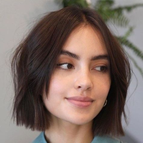 Short Bob Hairstyles Thick Wavy Hair, Short Hair With Framing Bangs, Short Bob Hairstyles With Bangs Straight Fine Hair, Frame Bangs Short Hair, French Bob For Straight Hair, Bob Haircuts With Face Framing, Framed Bob Haircut, Choppy Bob Hairstyles Straight Hair, Cool Bob Haircut Bangs