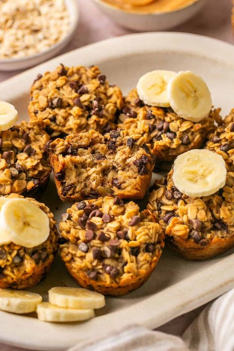 Peanut Butter Banana Baked Oatmeal Cups are a delicious treat perfect for breakfast, snacking, and on-the-go. Add these to your meal prep lineup for an easy, pre-made hunger fix! Peanut Butter Breakfast Ideas, Homemade Puddings, Banana Oatmeal Cups, Peanut Butter Banana Baked Oatmeal, Erin Lives Whole, Gf Snacks, Breakfast Cookie, Healthier Snacks, Banana Baked Oatmeal