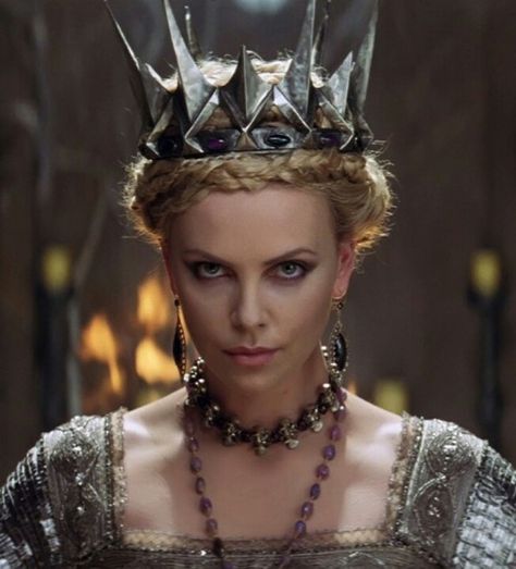 Ravenna (Snow White and The Huntsman) Snow White Huntsman, Queen Ravenna, Colleen Atwood, Belly Detox, The Huntsman, Tilda Swinton, Actrices Hollywood, Red Queen, Evil Queen