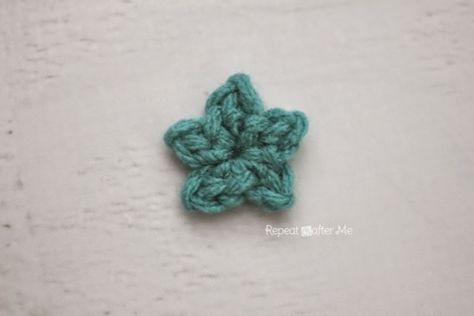 Teeny Tiny Crochet Stars - Repeat Crafter Me Crochet Baby Blanket Tutorial, Crocheted Accessories, Crochet Star Patterns, Crochet Letters, Christmas Decs, Tiny Crochet, Repeat Crafter Me, Crochet Jewellery, Fiber Crafts