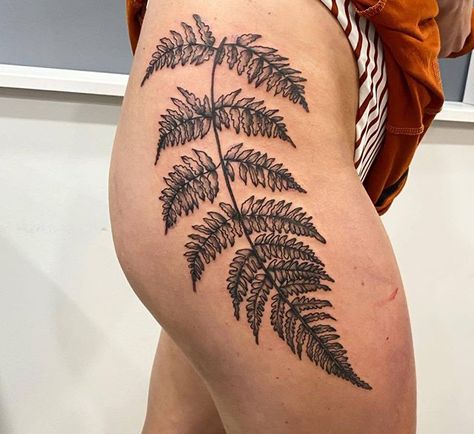 Leafs and such Fern Calf Tattoo, Fern Tattoo Thigh, Fern Tattoo Hip, Leaf Tattoo Thigh, Fern Hip Tattoo, Tattoos Inspo, Floral Thigh Tattoos, Fern Tattoo, Leaf Tattoo