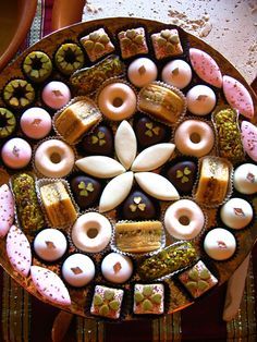 Would love to make a platter like this one day! Does anyone have the original link to this image? Indian Wedding Food, حلويات عربية, Patisserie Fine, Tunisian Food, Diwali Sweets, Arabic Sweets, Sweet Meat, Indian Dessert Recipes, Indian Sweet