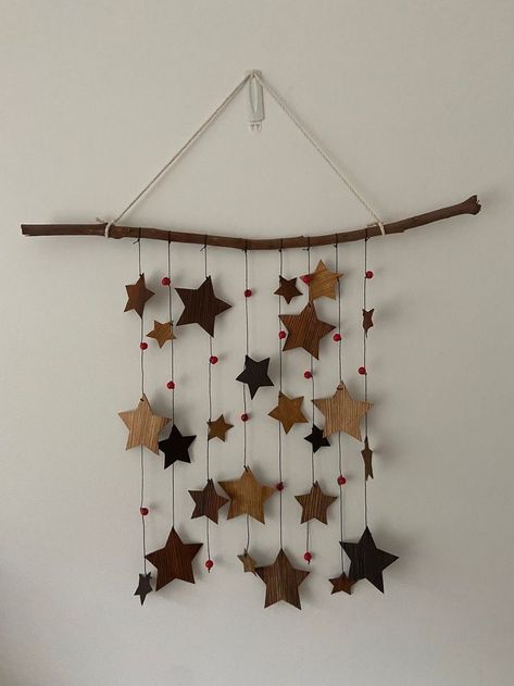 Outside Hanging Decor, Crafty Wall Decor, Wall Decor Homemade, Hand Craft Decoration, Things To Hang Up On Your Wall, Wall Stars Decor, Things To Hang On The Wall Bedroom, Ceiling Hanging Decor Diy, Diy Home Decor Easy Bedroom Craft Ideas