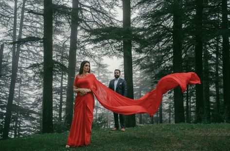 Sarees For Pre Wedding Shoot, Pre Wedding Long Saree Poses, Pre Wedding Shoot Saree Ideas, Long Saree Couple Photoshoot, Pre Wedding Shoot In Saree, Saree Pre Wedding Photoshoot, Dresses For Pre Wedding Shoot, Pre Wedding Shoot Ideas Outfit, Couple Landscape