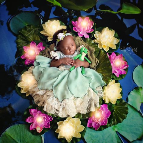 Beautiful princess tiana sleeping sweetly... New Baby Dress, Blue Quinceanera, Disney Princess Babies, Princesa Tiana, Unisex Baby Names, Monthly Pictures, Monthly Baby Photos, Gown Princess, Princess Photo