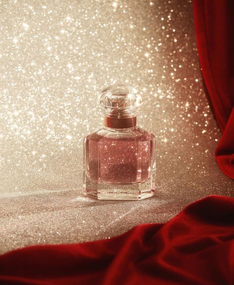 Anna Pogossova x David Jones David Jones Xmas Gift Guide on Instagram: “Most wanted 🎁 This @guerlain fragrance is one of head office's absolute favourites, and makes for a surefire winner this gift-giving…” Glitter Product Photography, Winter Perfume, Xmas Gift Guide, Guerlain Perfume, Fragrance Photography, Christmas Video, Holiday Fragrance, Perfume Photography, Holiday Beauty