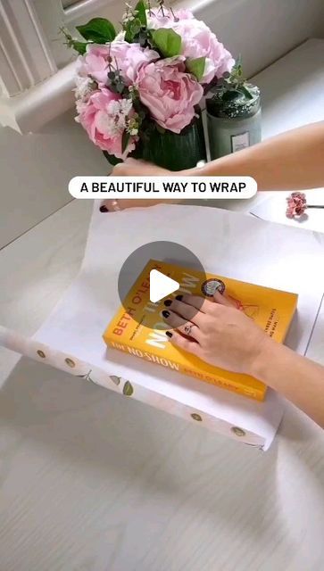 How To Wrap Books As Gifts Presents, Effective Spaces, Pretty Gift Wrapping Ideas, Pola Kotak, Creative Gift Wraps, Gift Wrapping Techniques, Gift Wrapping Inspiration, Diy Gift Set, How To Wrap