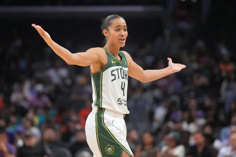 Skylar Diggins-Smith's Electrifying Run-In With Caitlin Clark Is Turning Heads Skylar Diggins Smith, Skylar Diggins, Caitlin Clark, Basketball Art, Wnba, Sunday Night, Will Smith, Victorious, Seattle