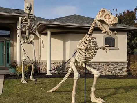 Giant Skeleton Decoration, Giant Skeleton Halloween Decor, 12 Foot Skeleton Ideas, Skelton Ideas, 12 Foot Skeleton, Skeleton Ideas, Halloween Outdoor Decoration, Halloween Party Planning, Boo Bash