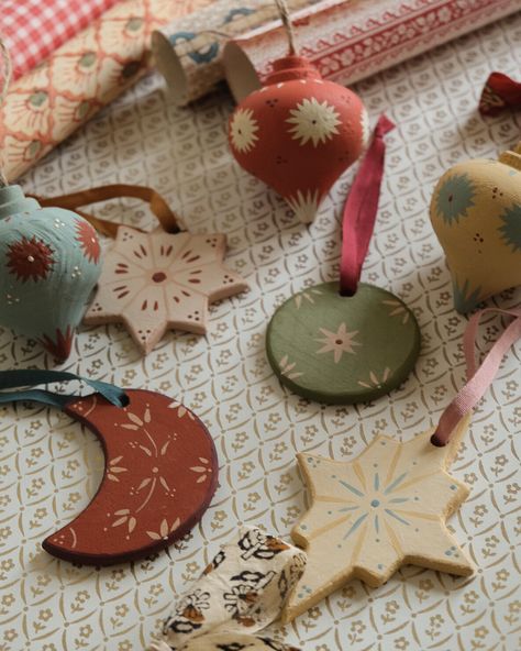 Ceramic Garland Christmas, Hand Painted Ornament Diy, Ribbon Christmas Ornaments Diy, Flat Christmas Decorations, Painted Christmas Bells, Pastel Holiday Decor, Italian Christmas Decor, Holiday Garland Ideas, Painted Christmas Ornament Ideas