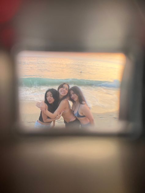 Trio Sunset Pictures, Trio Beach Pics Aesthetic, Trio Beach Pictures, Girls Weekend Aesthetic, Trio Beach Pics, Cousins Beach Aesthetic, Group Beach Pictures Friends, Trio Pics, Greece Vibes