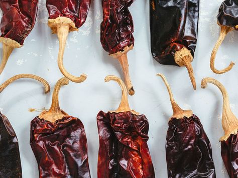 How to identify, shop for, and cook with the pantry workhorse of the Mexican kitchen: dried chile peppers. Mexican Chiles, Enchiladas Mexicanas, Beef Empanadas Recipe, Mexican Chili, Arizona Trip, Types Of Peppers, Dried Chili Peppers, Frijoles Refritos, Chile Peppers