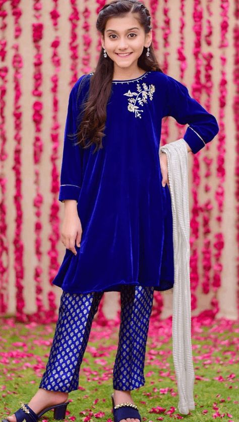 Pakistani Suit Design, Pakistani Wear, Velvet Suit Design, Royal Blue Colour, Pakistani Suit, Clothes Girl, Velvet Suit, Suit Design