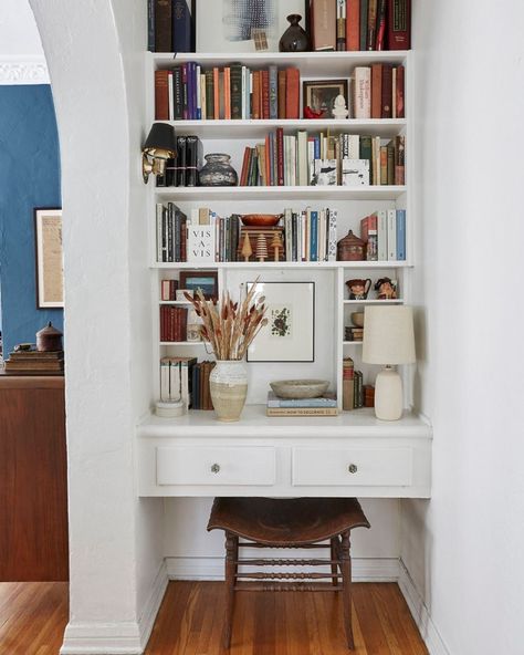 Bookshelf Small Space, Bookshelves Small, Small Bedroom Desk, Built In Desk And Shelves, Bookcase Styling, Bookshelf Desk, Interior Design Business, Built In Desk, Small Desk