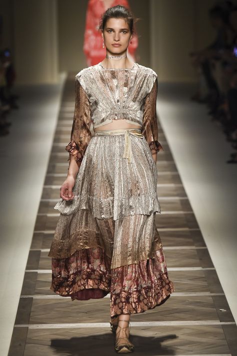 Etro Spring 2016 Ready-to-Wear Collection Photos - Vogue Estilo Hippy, Fashion 2016, Fabulous Dresses, Clothespins, 2015 Fashion, 2016 Fashion, Look Chic, Fashion Week Spring, Primavera Estate