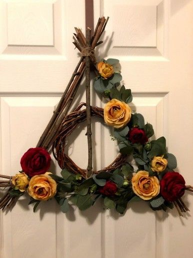 Harry Potter Floral Arrangements, Harry Potter Christmas Wreath Diy, Nerdy Wreath, Harry Potter Flowers, Harry Potter Door Wreath, Harry Potter Themed Flower Arrangement, Harry Potter Wreath Diy, Harry Potter Wooden Wreath, Harry Potter Mom