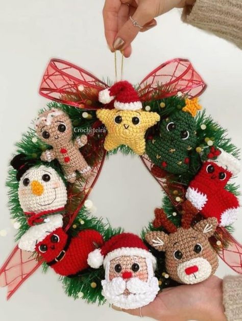 Crochet Christmas Ornaments Free Pattern, Crochet Christmas Garland, Crochet Christmas Wreath, Crochet Christmas Ornaments Free, Christmas Mesh Wreath, Wpap Art, Crochet Wreath, Crochet Earrings Pattern, Crochet Decoration