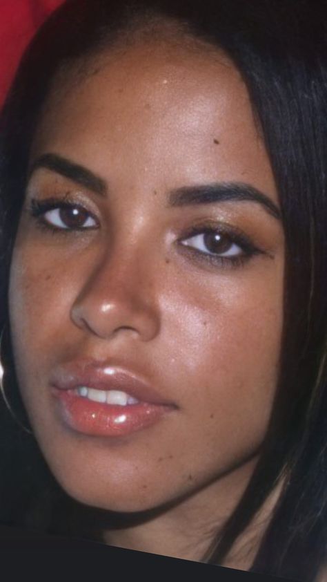 Aaliyah No Makeup, Aaliyah Eyebrows, Aaliyah Makeup, Aaliyah Singer, Aaliyah Aesthetic, Rip Aaliyah, Aaliyah Hair, 90s Makeup Look, Aaliyah Pictures