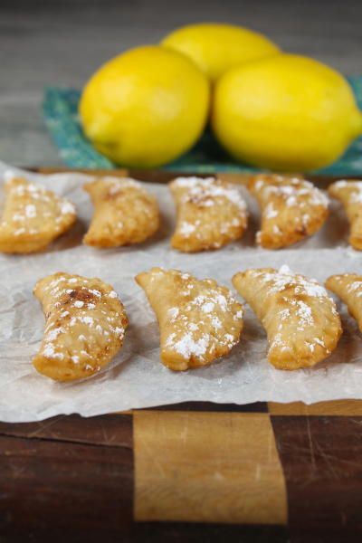 Fried Lemon Hand Pies are an epic dessert to bring out at your summer gathering. A hand held dessert for everyone! Hand Pies Easy, Lemon Hand Pies, Pies Easy, Hand Pie Recipes, Citrus Recipes, Fried Pies, Lemon Dessert Recipes, Favorite Dessert, Sweet Pie