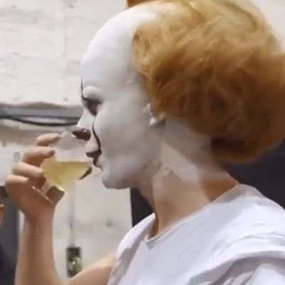 32 Likes, 0 Comments - Pennywise🤡FanPage🎈! 🌞🍹°. (@pennywise.mydancingclown_) on Instagram: “🍺 #pennywise🤡 #pennywiselives #pennywise #pennywisedancingclown #pennywiser #pennywiseit…” Pennywise Behind The Scenes, Pennywise Makeup, Es Pennywise, Bill Skarsgard Pennywise, Stephen Kings, Bill Istvan Günther Skarsgård, Pennywise The Clown, Hemlock Grove, Its 2017