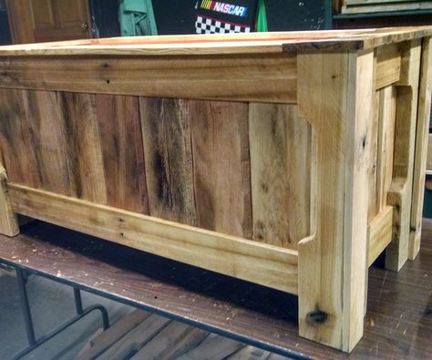 Pallet Wood Toy Box Toy Box Diy, Pallet Toy Boxes, Diy Toy Box Plans, Toy Box Plans, Wood Toy Box, Wooden Toy Boxes, Pallet Boards, Recycled Pallets, Small Toys