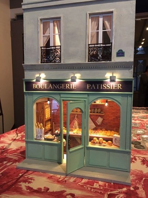 Dollhouse Store Ideas, Miniature Store Fronts, Cafe Dollhouse, Cafe Miniature, Miniature Cafe, Room Box Miniatures, Dolls House Shop, Miniature Shop, Shop Facade