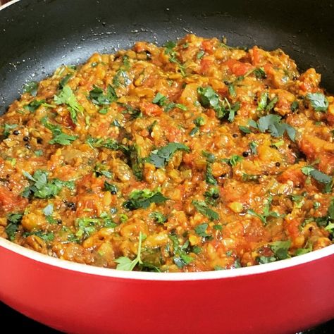 Baigan Ka Bharta, Baigan Bharta, Indian Veggies, Bharta Recipe, Global Cuisine, Halal Recipes, Gujarati Recipes, Eggplant Recipes, Food Categories