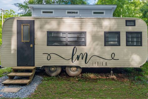 Vintage camper tag along remodel. Mobile salon studio Camper Salon Ideas, Mobile Hair Salon Ideas, Salon Caravan, Massage Trailer, Mobile Salon Ideas, Mail Tech, Facial Studio, Mobile Clinic, Mobile Hair Salon