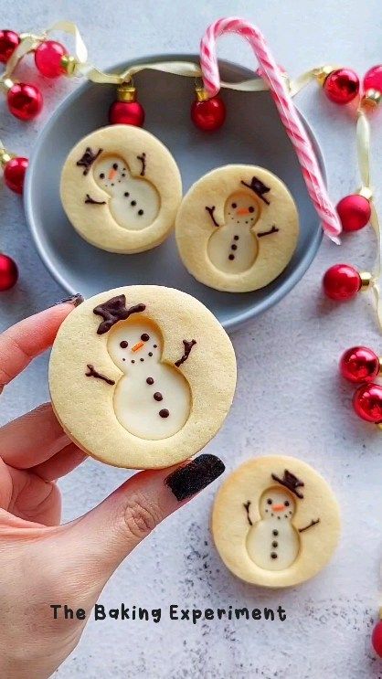 Jean Yap | White chocolate snowman cookies ⛄️ This has been on my to-do list forever and I finally got around to making a batch of cookie dough today!… | Instagram Christmas Cookie List, Christmas Cookies Cute, Chocolate Snowman, Chocolate Kiss Cookies, Christmas Bakes, Cookies Art, Penguin Cookies, Snowman Cookie, Christmas Photograph