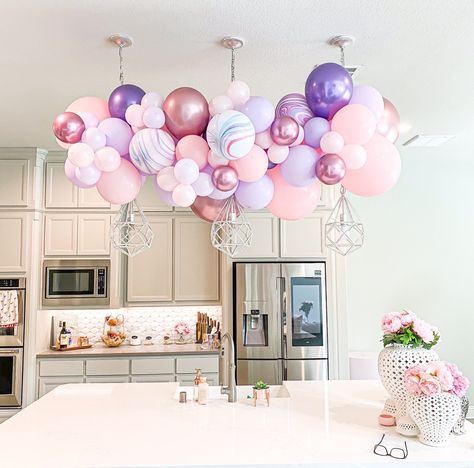 Here is one of the best ways to brighten up your kitchen set-up! See more ways to WOW your guests on our insta page ⏬ Kitchen Balloon Garland, Island Decor Ideas, Kitchen Island Decor Ideas, Island Birthday, Kitchen Set Up, Kitchen Island Decor, Pony Party, Island Decor, Twin Birthday