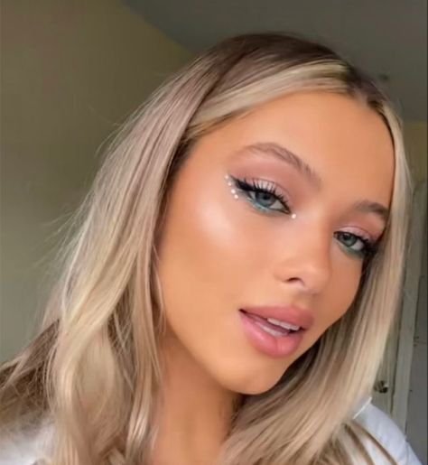 Prom Makeup Blue Eyes, Concert Makeup Looks, Makeup Subtle, Prom Eyeshadow, Sweet 16 Makeup, Prom Makeup Look, Makeup Looks Prom, Blue Eyeshadow Makeup, Bridesmaids Makeup