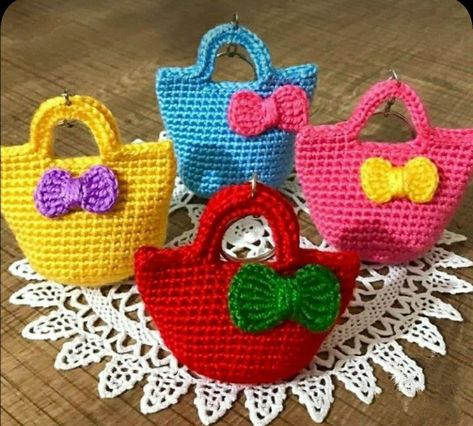 Free Crochet Socks, Crochet Mini Pouch, Crochet Mini Bag, Crochet Clutch Bags, Crochet Socks Pattern, Keychain Ideas, Knit Bag, Keychain Crochet, Crochet Needlework