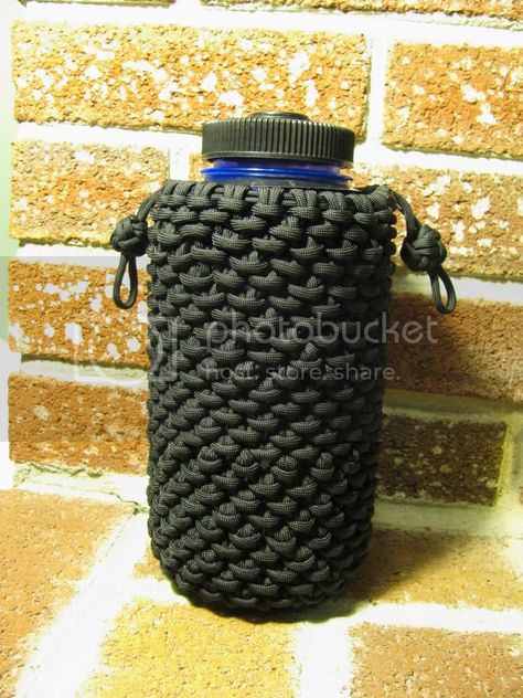 finished the one-time paracord nalgene carrier/koozie | BladeForums.com Bracelet Braiding, Cord Keychain, Crochet Water Bottle Holder, Survival Knots, Paracord Diy, 550 Cord, Bottle Sling, Survival Bag, Paracord Knots