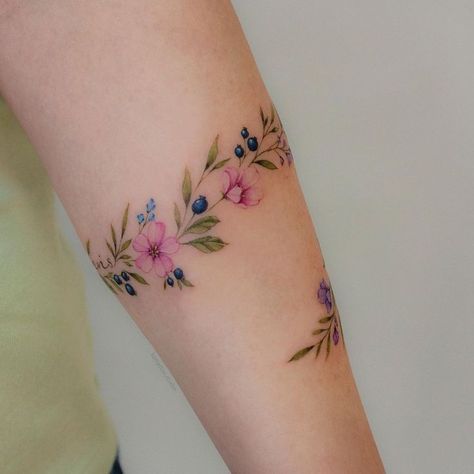 Images By Virginia Rivas On Tattoos In 2023 94A 98 Tattoo, Wrap Around Wrist Tattoos, Wrist Band Tattoo, Wrist Bracelet Tattoo, Pretty Flower Tattoos, Gothic Tattoos, Minimal Tattoo Ideas, Cuff Tattoo, Flores Tattoo