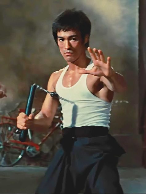 Bruce Lee Chuck Norris, Bruce Lee Kung Fu, Bruce Lee Movies, Bruce Lee Pictures, Way Of The Dragon, Bruce Lee Art, Bruce Lee Martial Arts, Kung Fu Movies, Bruce Lee Quotes