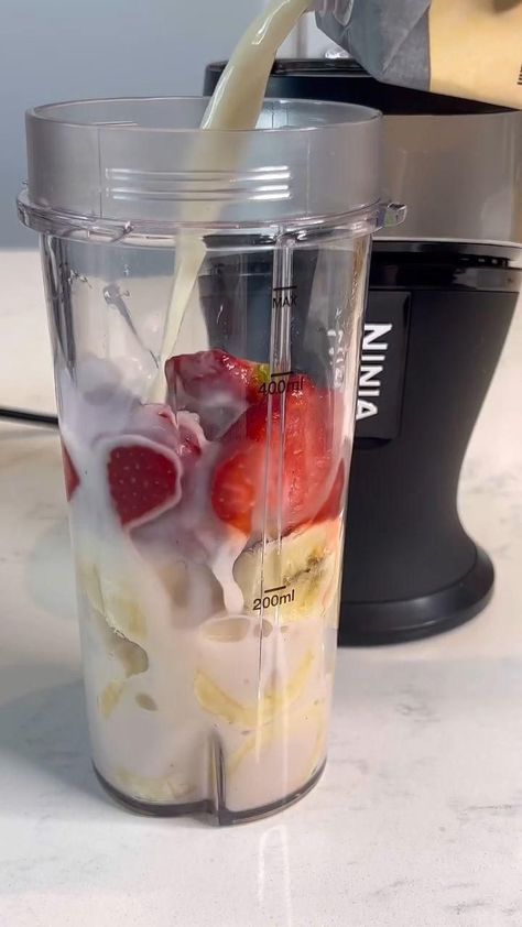 Blender Recipes Smoothies, Ninja Smoothies, Makanan Rendah Kalori, Blender Smoothie, Resep Smoothie, Smoothie Recipes Strawberry, Fruit Smoothie Recipes Healthy, Easy Healthy Smoothies, Smoothie Recipes Healthy Breakfast