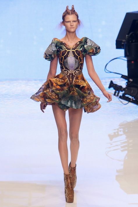 Alexander McQueen Spring 2010 Lee Mcqueen, Alexander Mcqueen Designs, Hudson Taylor, Alexander Mcqueen Savage Beauty, Swift Outfits, Emerson Fry, Savage Beauty, Alexander Mcqueen Fashion, Mode Costume