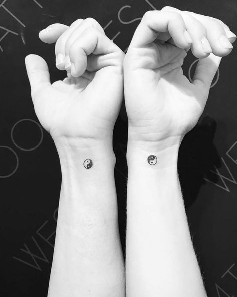 Tiny Tattoo Ideas For People Who Are Afraid To Commit Small Best Friend Tattoos, Friend Tattoos Small, Ying Yang Tattoo, Matching Best Friend Tattoos, Small Couple Tattoos, Yang Tattoo, Bestie Tattoo, Couple Tattoos Unique, Yin Yang Tattoos