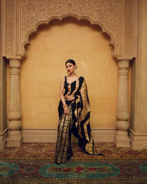 Mouni Roy, playing the antagonist in the upcoming action saga, was seen in a gorgeous black and gold saree by Masaba Gupta. Black And Gold Saree, Bridesmaid Outfit Ideas, Shimmer Lehenga, House Of Masaba, Masaba Gupta, Gold Saree, White Anarkali, White Lehenga, Traditional Silk Saree