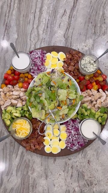 Budget Salad, Salad Board, Salad Buffet, Charcuterie Inspiration, Dinner Party Recipes, Charcuterie Recipes, Veggie Tray, Food Science, Salad Bar