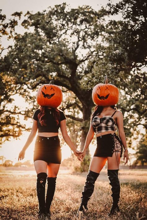 Not mine Pumpkin Head Photoshoot Friends, Vintage Halloween Costumes, Mask Photoshoot, Halloween Shots, Halloween Duos, Hoodie Weather, Bestie Pics, Bouidor Photography, Friendship Photoshoot