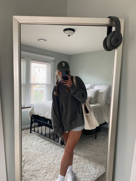 Lazy Hat Outfits, Usa College Outfit, College Athletic Outfits, College Tee Outfit, Charcoal Hoodie Outfit, Study Outfit Aesthetic College, Study Outfit Aesthetic Comfy, College Leggings Outfit, Leggings Outfit College