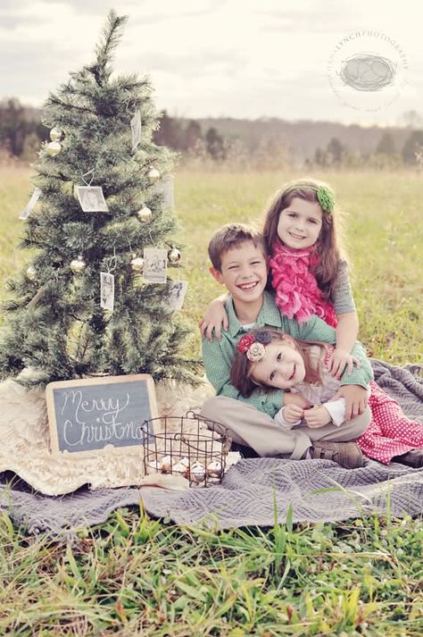 Family photography Christmas card photo idea Family Christmas Card Photos, Xmas Photos, Family Christmas Pictures, Christmas Shoot, Christmas Mini Sessions, Holiday Photography, Family Christmas Cards, Christmas Family Photos, Foto Tips