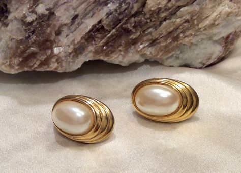 Pretty vintage gold tone faux pearl art deco style stud earrings in nice condition.  Please view pictures closely for minor signs of wear appropriate for age.  Thanks so much for looking! Pearl Art, Art Deco Jewelry Vintage, Vintage Gold Earrings, Pretty Accessories, Earrings Art, Faux Pearl Earrings, Gold Ornaments, Art Deco Stil, View Pictures